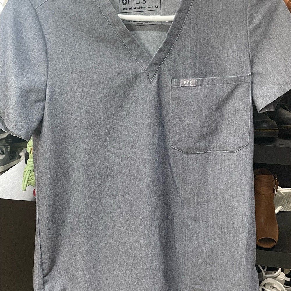 Figs Women's Short Sleeve V-Neck Tee - Gray